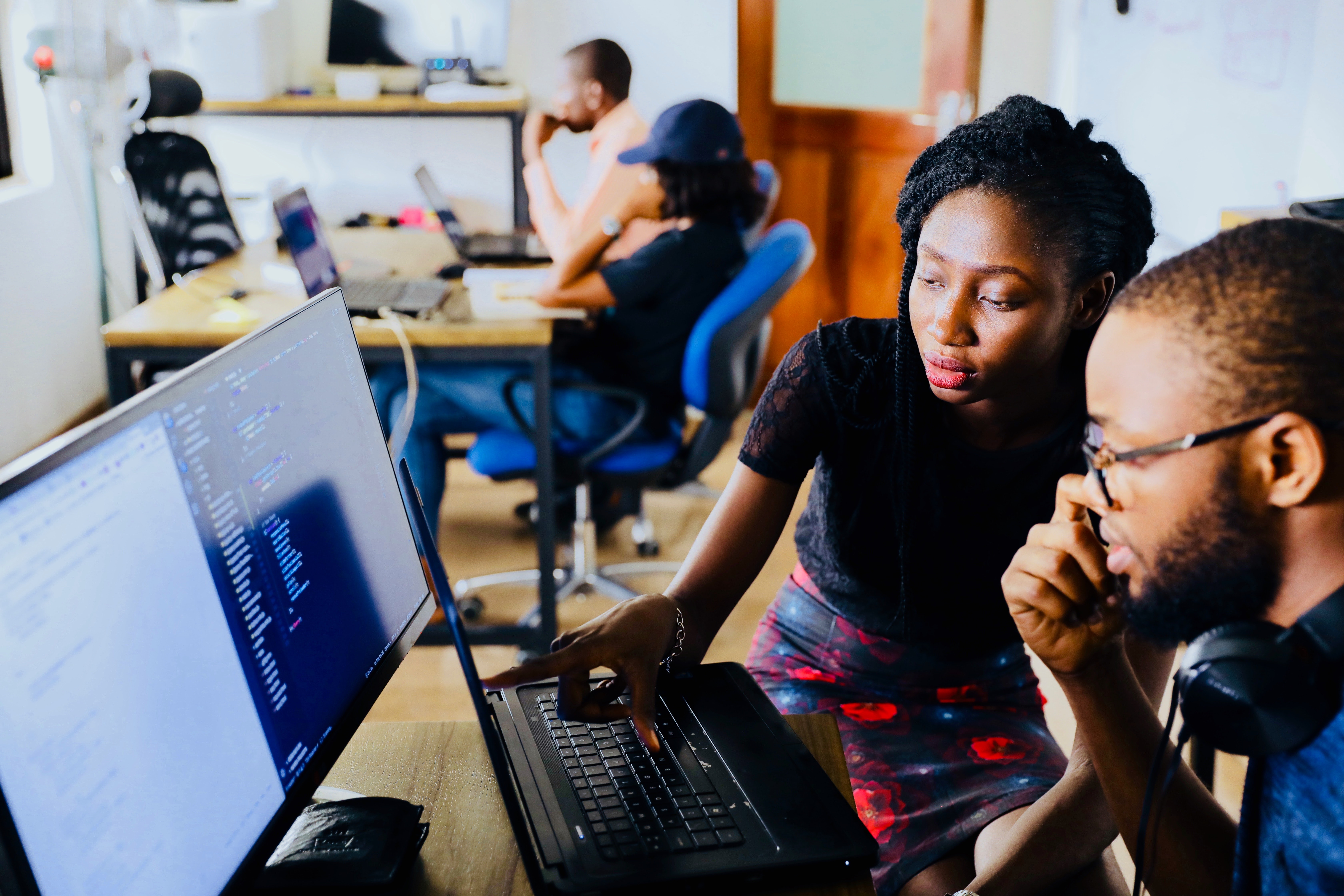 students work on project on computer together